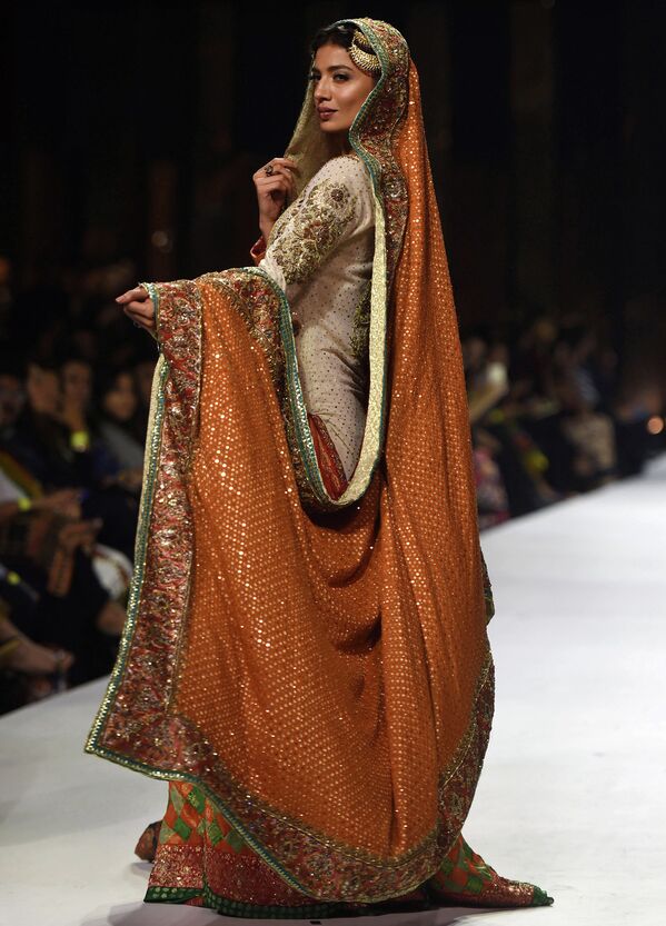 Показ коллекции Wardha Saleem во время Недели моды в Пакистане. Ноябрь 2015