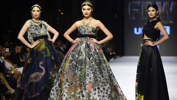 Показ коллекции Elan во время Недели моды в Пакистане. Ноябрь 2015
