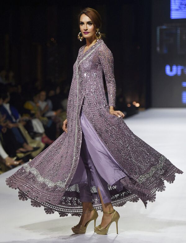Показ коллекции Delphi во время Недели моды в Пакистане. Ноябрь 2015