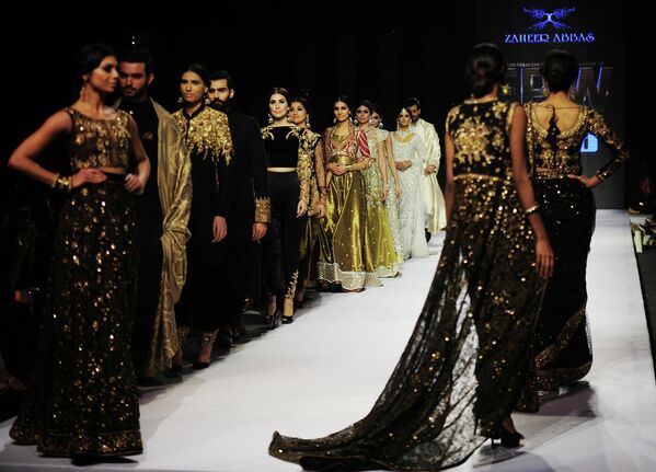 Показ коллекции Zaheer Abbas во время Недели моды в Пакистане. Ноябрь 2015