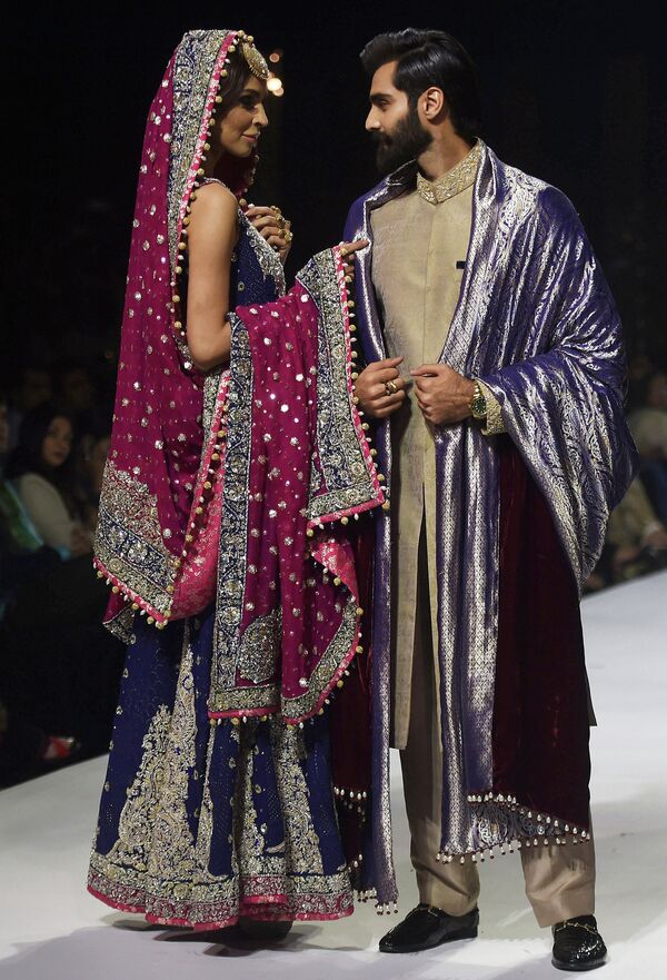 Показ коллекции Zainab Chottani во время Недели моды в Пакистане. Ноябрь 2015