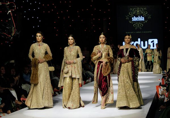 Показ коллекции Shehla Chatoor во время Недели моды в Пакистане. Ноябрь 2015