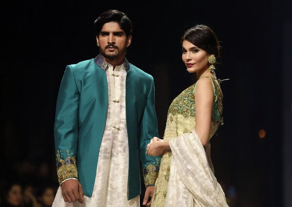 Показ коллекции Obaid Shiekh во время Недели моды в Пакистане. Ноябрь 2015