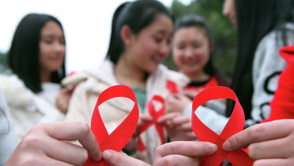 Волонтеры приминают участие в акции по случаю Всемирного дня борьбы со СПИДом. Архив