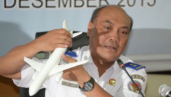 Глава Национального комитета по безопасности на транспорте Индонезии на пресс-конференции