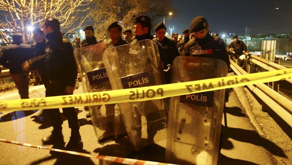 Полиция на месте взрыва возле станции метро Стамбула