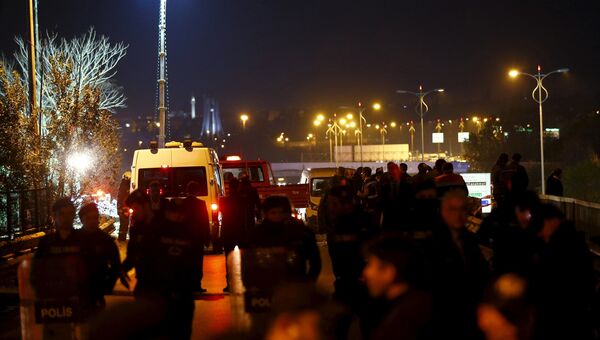 Полиция и скорая помощь на месте взрыва возле станции метро Стамбула