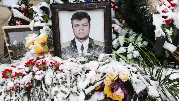 Цветы возле портрета погибшего подполковника Олега Пешкова во время прощания с ним в Липецке. Архивное фото