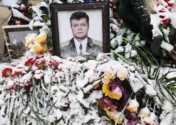 Цветы возле портрета погибшего подполковника Олега Пешкова во время прощания с ним в Липецке