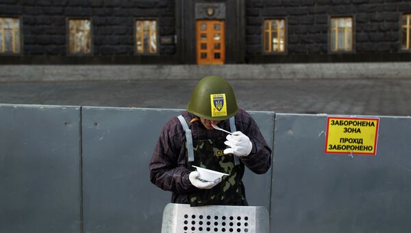 Протестующий у здания правительства в Киеве. Архивное фото