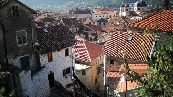 Вид на крыши старого города Котор в Черногории, архивное фото