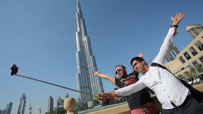 Туристы у небоскреба Бурдж-Халифа в Дубае. Архивное фото