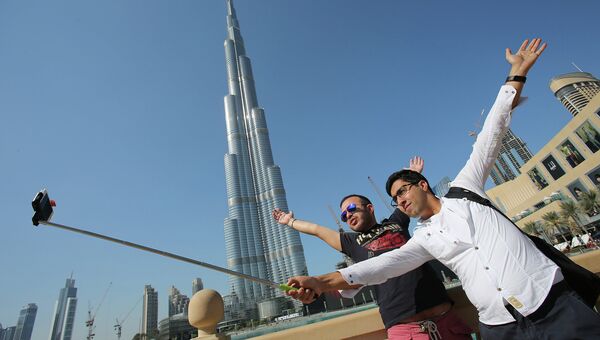 Туристы у небоскреба Бурдж-Халифа в Дубае
