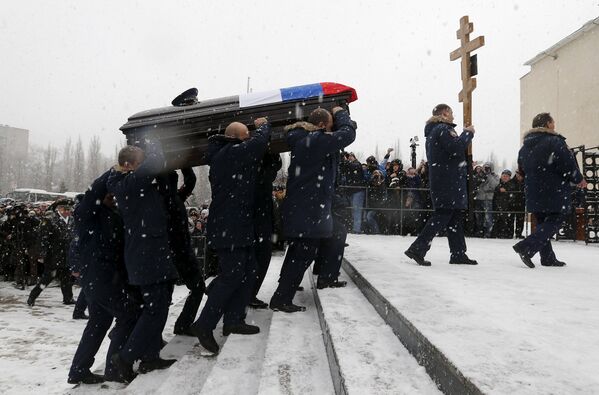 Военнослужащие Воздушно-космических сил России во время похорон героя России подполковника Олега Пешкова, погибшего в Сирии