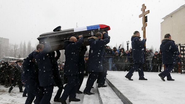 Военнослужащие Воздушно-космических сил России во время похорон героя России подполковника Олега Пешкова, погибшего в Сирии