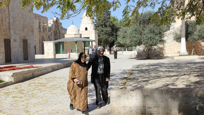 Верующие перед мечетью Аль-Акса на Храмовой горе в Иерусалиме. Архивное фото