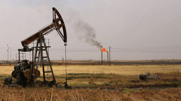 Вышки на нефтяном месторождении в Сирии 