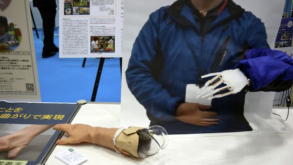 Модель протеза на на выставке International Robot Exhibition в Токио