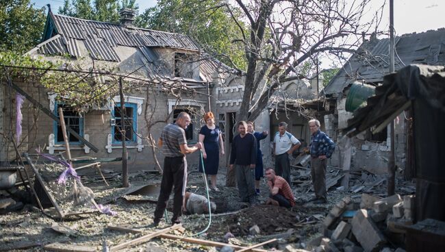 Последствия обстрела поселка Александровка в Донецкой области. Архивное фото