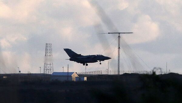Самолет британских ВВС Tornado приземлился на базе на Кипре после нанесения ударов по ДАИШ в Сирии