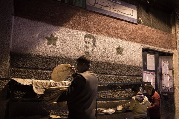 Люди возле пекарни в Дамаске