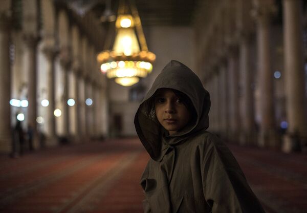Девочка внутри Мечети Омейядов в Дамаске