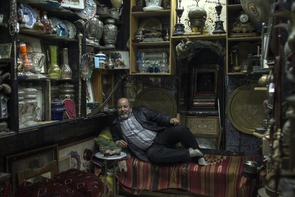Торговец в своей лавке в Дамаске