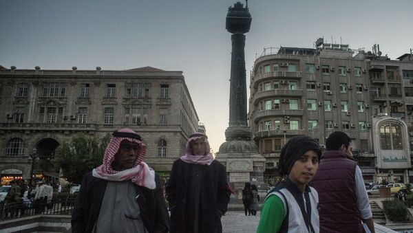 Люди на площади Мерджи в Дамаске. Архивное фото