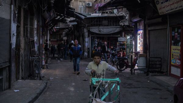 Люди на одной из улиц в Дамаске