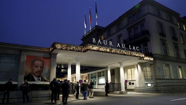 Представители СМИ возле отеля, где производится арест должностных лиц ФИФА в Цюрихе, Швейцария