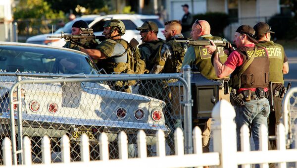 Полиция на месте стрельбы в Сан-Бернадино, Калифорния