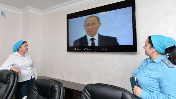 Сотрудницы МЧС России по Чеченской Республике смотрят телевизионную трансляцию послания президента РФ Владимира Путина к Федеральному Собранию
