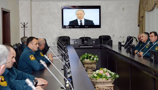 Сотрудники МЧС России по Чеченской Республике смотрят телевизионную трансляцию послания президента РФ Владимира Путина к Федеральному Собранию