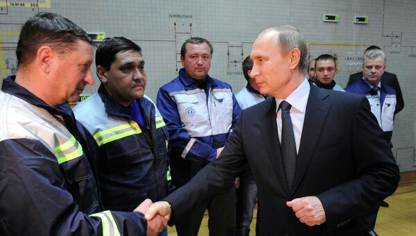Президент России Владимир Путин во время запуска первой очереди энергомоста в Крым