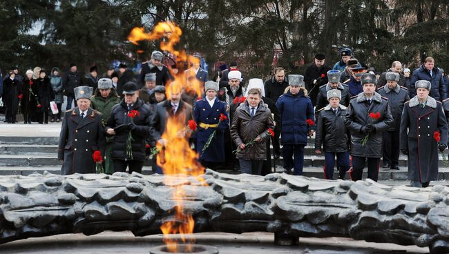 Возложение цветов к мемориалу вечный огонь в Челябинске во время Всероссийской акции День Неизвестного солдата