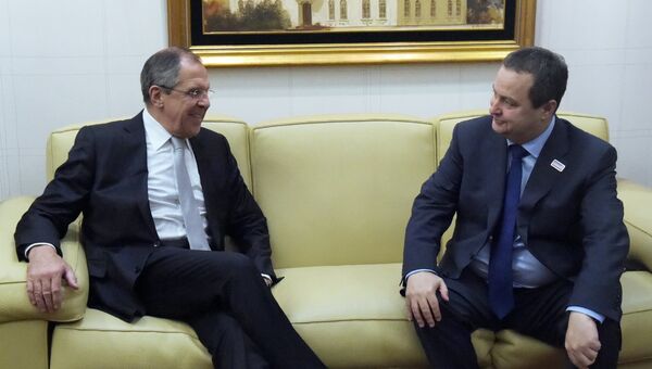 Министр иностранных дел Сербии Ивица Дачич общается с министром иностранных дел России Сергеем Лавровым в аэропорту Белграда