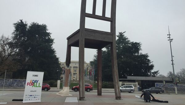 МККК в честь Дня инвалидов установил протез Сломанному стулу в Женеве