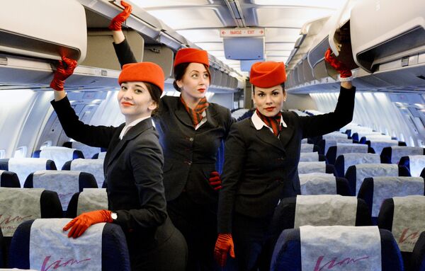 Стюардессы авиакомпании Вим Авиа в самолете Boeing 757-200, который 2 декабря 2015 года отправляется в первый рейс по маршруту Владивосток - Москва Стюардессы авиакомпании Вим Авиа в самолете Boeing 757-200, который 2 декабря 2015 года отправляется в первый рейс по маршруту Владивосток - Москва