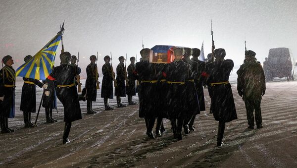 Почетный караул несет гроб с телом русского летчика Олега Пешкова