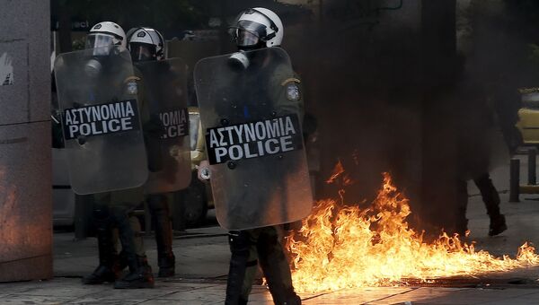 Столкновения между полицией и демонстрантами во время акции протеста в Афинах
