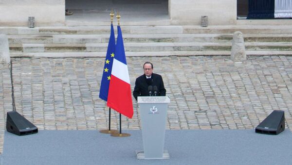 Президент Франции Франсуа Олланд выступает у собора Дома Инвалидов в Париже