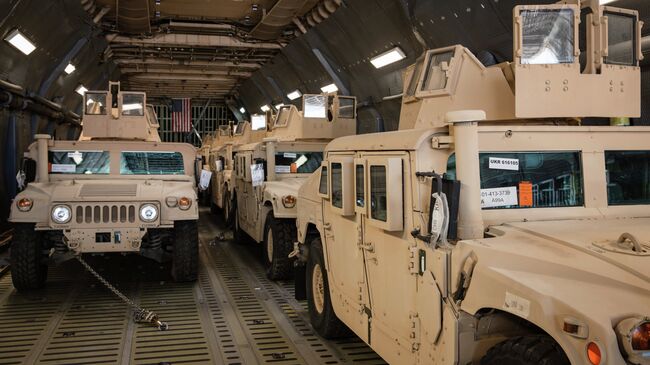 Американские бронеавтомобили HMMWV в песочном исполнении. Архивное фото