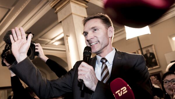 Евроскептик и лидер Датской народной партии Кристиан Тулесен Даль празднует победу на референдуме по сближению с ЕС