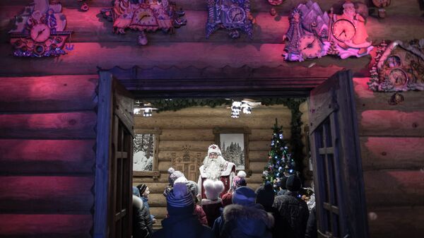 Посетители экскурсии по терему Деда Мороза в московской усадьбе Деда Мороза в Кузьминках