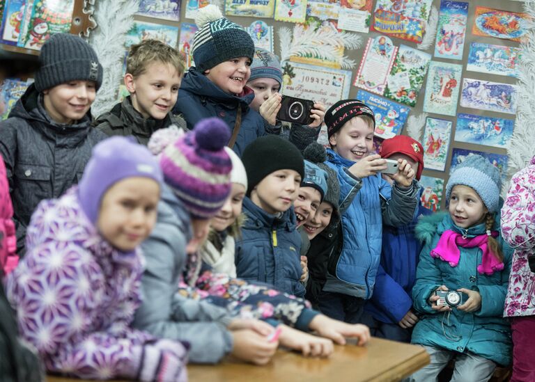 Посетители почты Деда Мороза в московской усадьбе Деда Мороза в Кузьминках