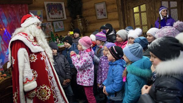 Посетители экскурсии по терему Деда Мороза в московской усадьбе Деда Мороза в Кузьминках