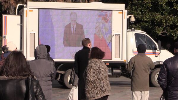 Жители обесточенного Крыма посмотрели послание Путина на городских площадях
