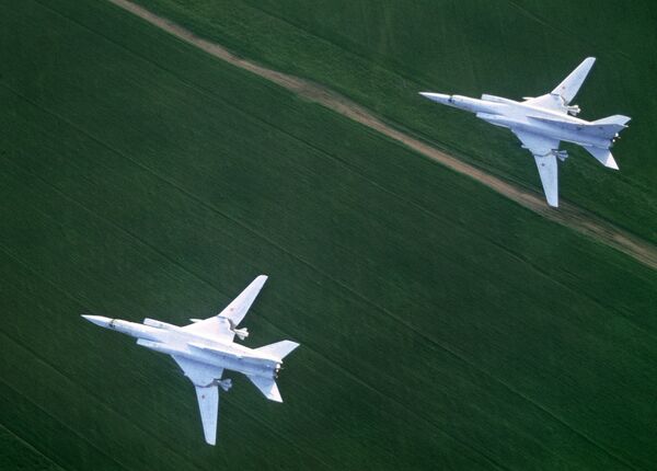 Пара стратегических бомбардировщиков-ракетоносцев Ту-22