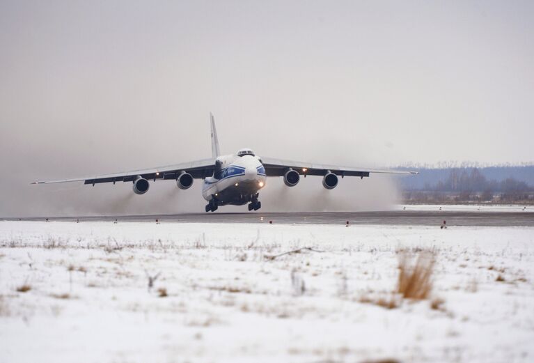 Самолет Ан-124 Руслан с Олимпийским факелом на борту взлетает из аэропорта Ульяновск-Восточный