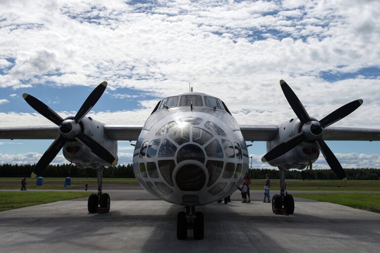 Самолет воздушного наблюдения и аэрофотосъёмки Ан-30 на торжественных мероприятиях, приуроченных к празднованию дня воздушного флота РФ на военном аэродроме Левашово